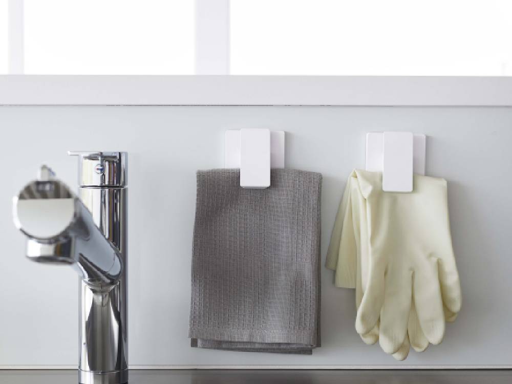 シルバー色の【MIST/ミスト】フィルムフック ワイドクリップが紙タオルを保持している様子