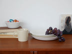 iittala（イッタラ）ティーマシリーズの白色磁器プレート、シンプルなデザインでテーブルに配置されています