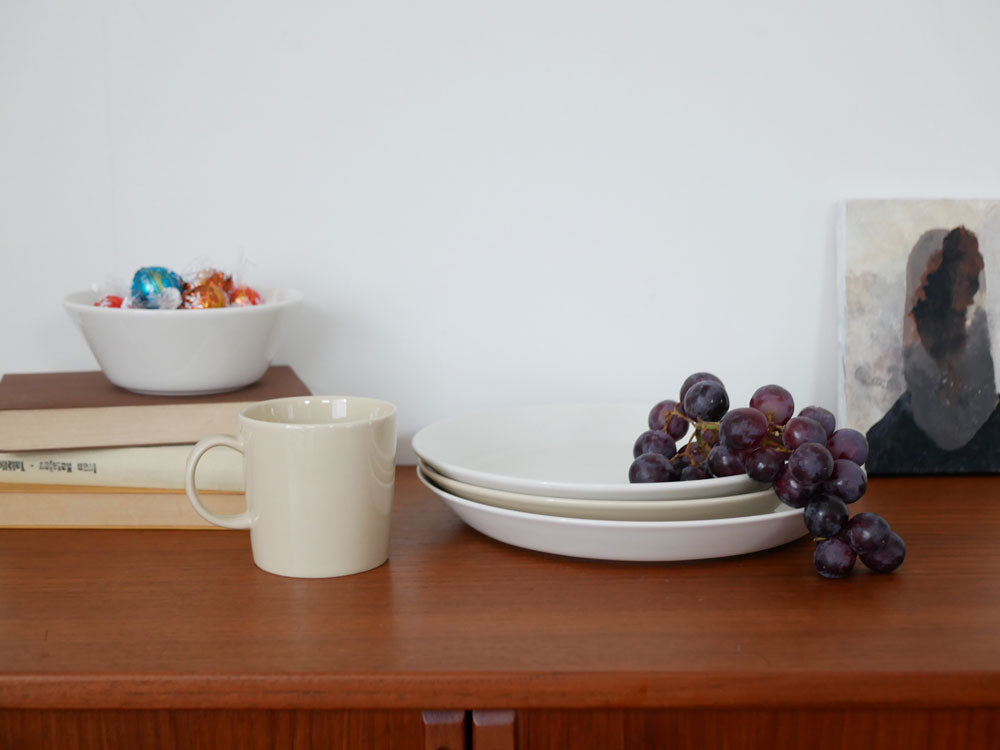 iittala（イッタラ）ティーマシリーズの白色磁器プレート、シンプルなデザインでテーブルに配置されています
