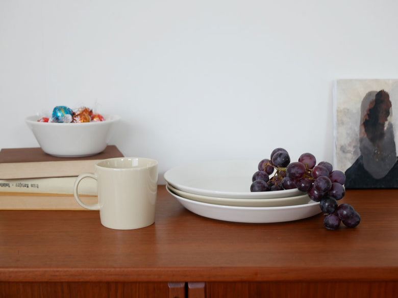 iittala（イッタラ）ティーマシリーズの白色磁器プレート、シンプルなデザインでテーブルに配置されています
