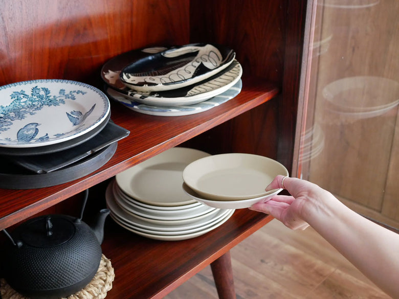 イッタラティーマシリーズの白磁製17cmプレート、電子レンジ・食洗機対応のシンプルなテーブルウェア