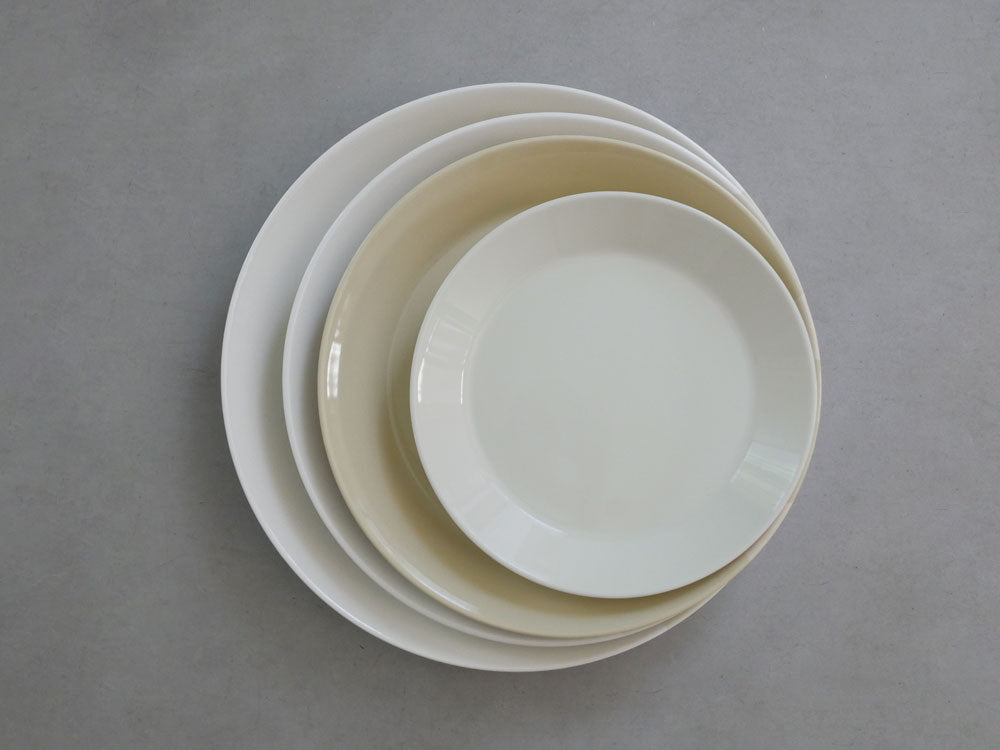 イッタラ・ティーマシリーズの白色磁器プレート、シンプルな円形デザイン