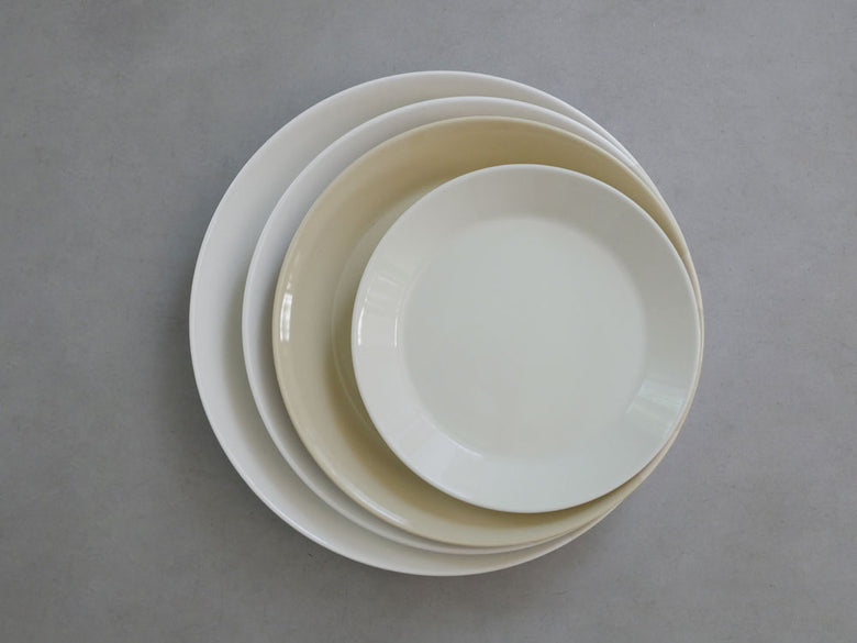 イッタラ・ティーマシリーズの白色磁器プレート、シンプルな円形デザイン