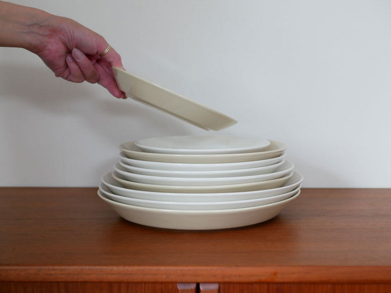 イッタラティーマシリーズの磁器プレートとカトラリーが整然と並べられたテーブルセット