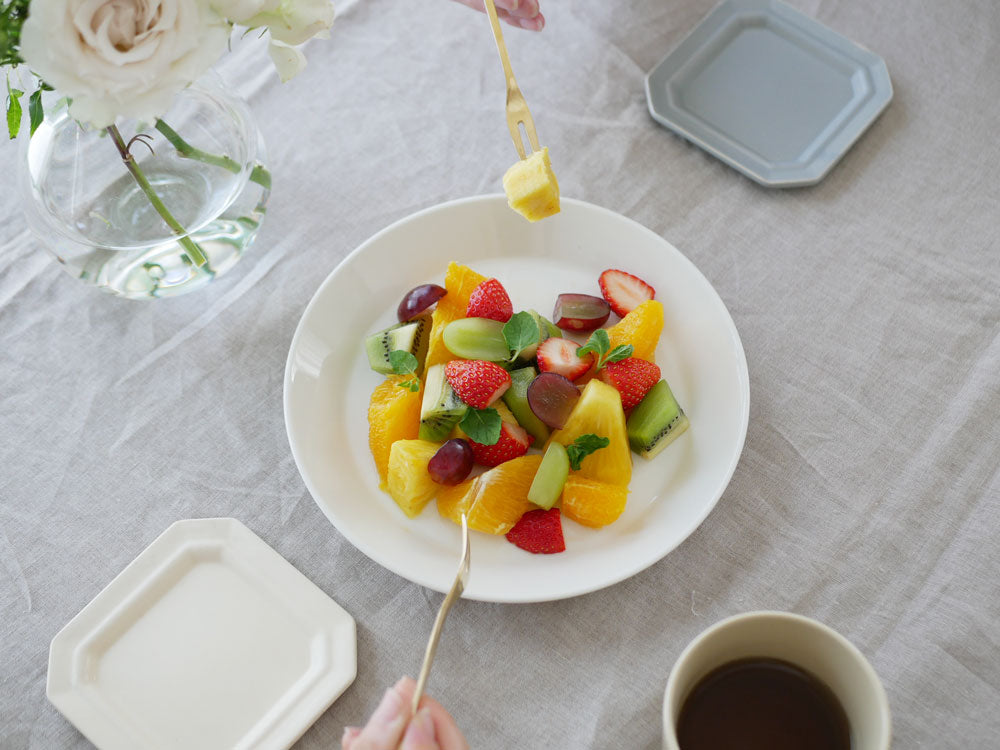 イッタラティーマシリーズの磁器プレートに盛られたフルーツサラダ
