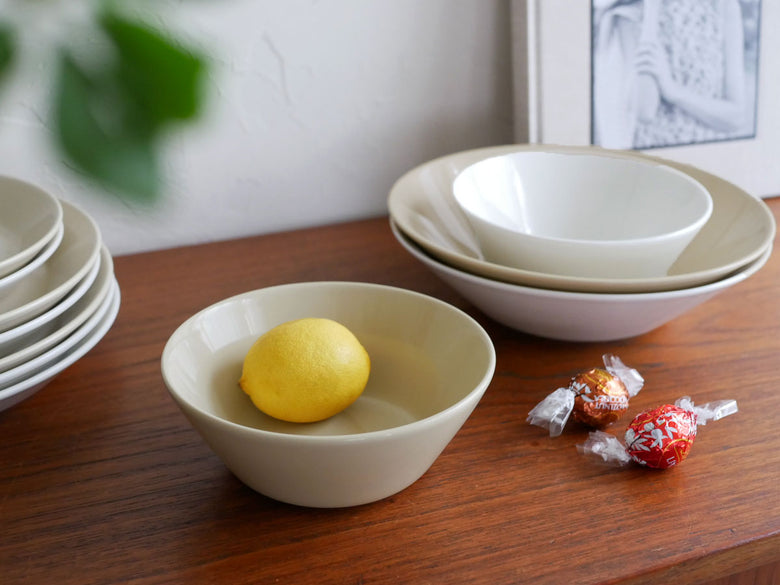 イッタラティーマシリーズの磁器製ボウル、15cmと21cmのサイズ