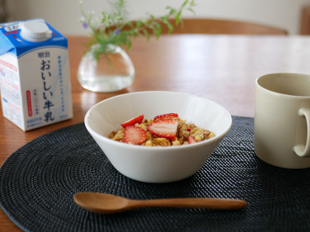 イッタラティーマボウル、磁器製の白色ボウルが15cmと21cmのサイズで並んでいます