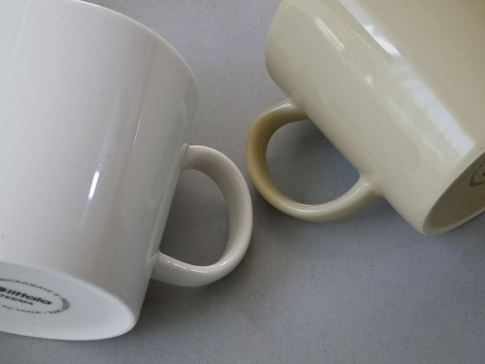 イッタラのティーマ磁器マグカップ、約300ml、テーブル上に置かれています