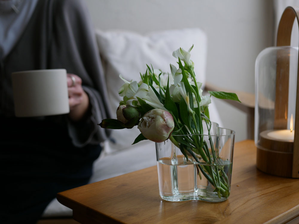 フィンランド製イッタラのアルヴァ・アアルトコレクション無鉛ガラス製花瓶にカットフラワーが美しくアレンジされている様子