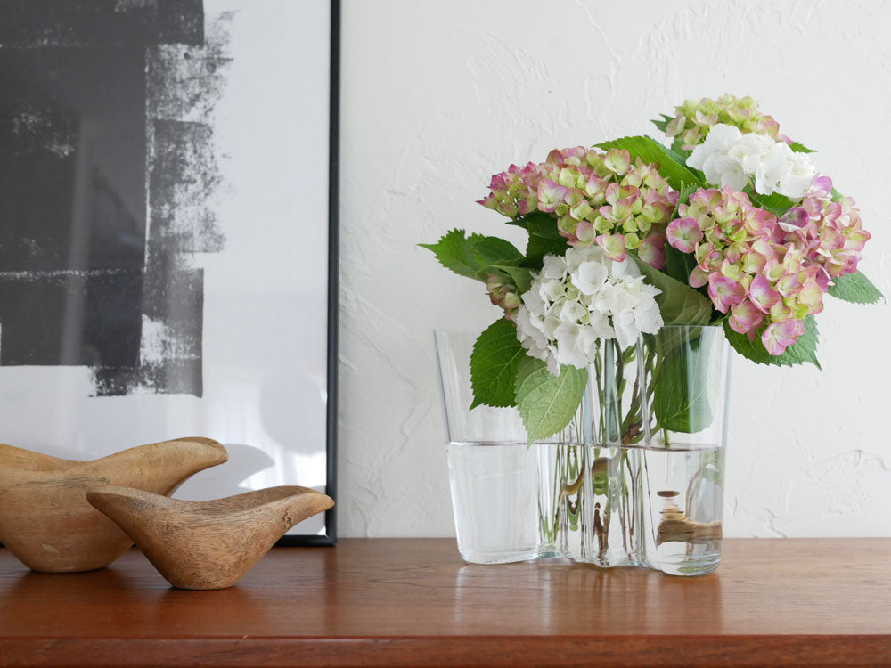 イッタラ アルヴァ・アアルト コレクションの無鉛ガラスベースにピンクの花束が活けられた花瓶