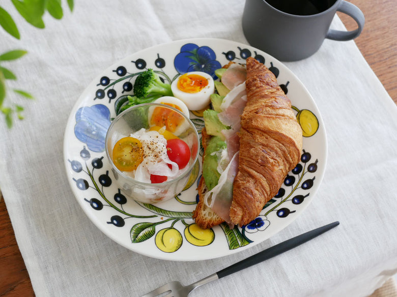 ボデガグラスとクロワッサン、果物の朝食セット