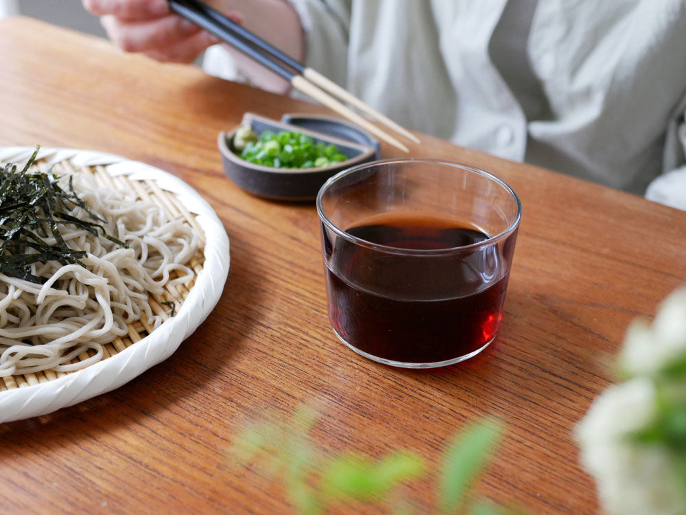 食器とそば料理が並ぶテーブルセッティング