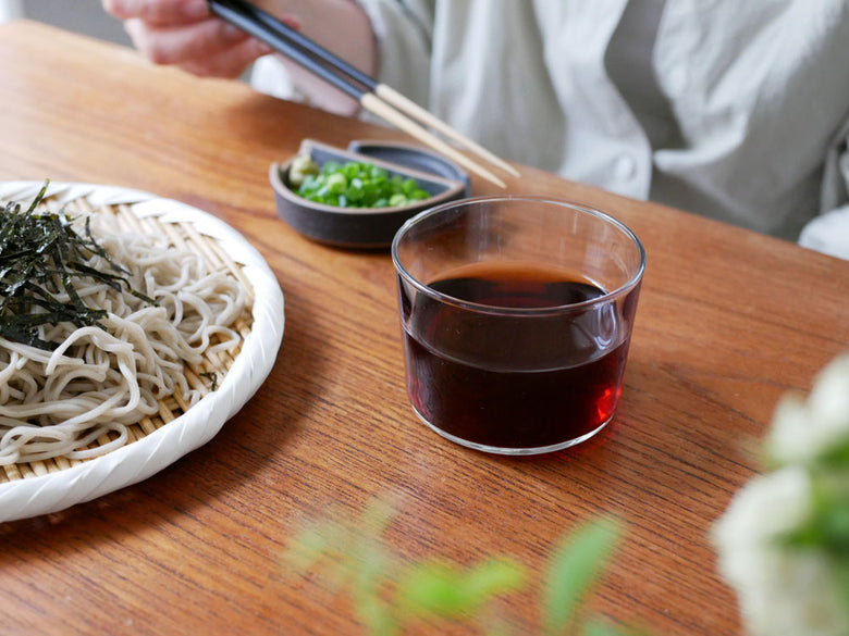 食器とそば料理が並ぶテーブルセッティング