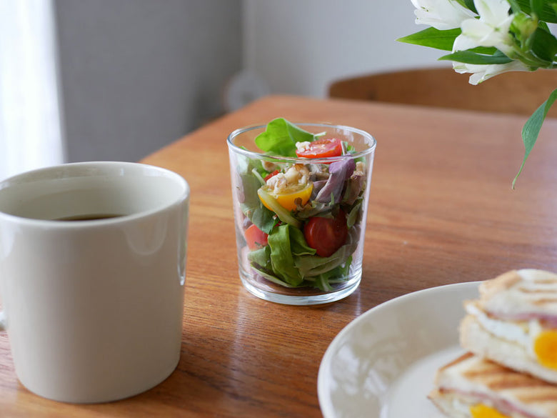 テーブル上に置かれたボデガグラスと野菜