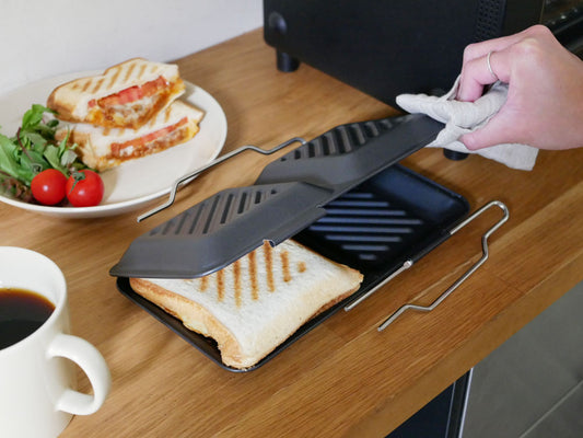 下村企販のグリルdeクック ホットサンドパンと焼きたてのサンドイッチがテーブルに並べられている様子