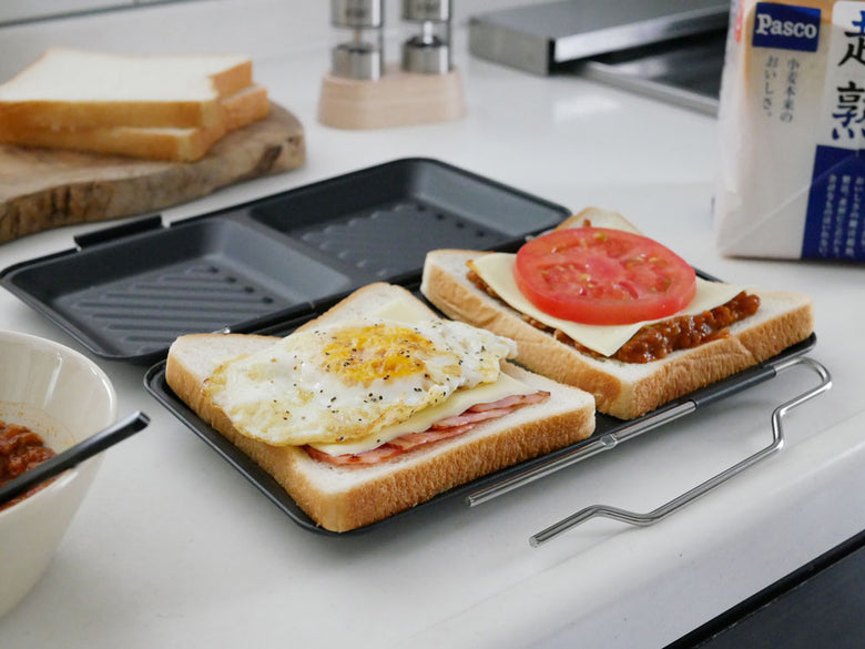 【下村企販】グリルdeクック ホットサンドパンでホットサンドを調理している様子