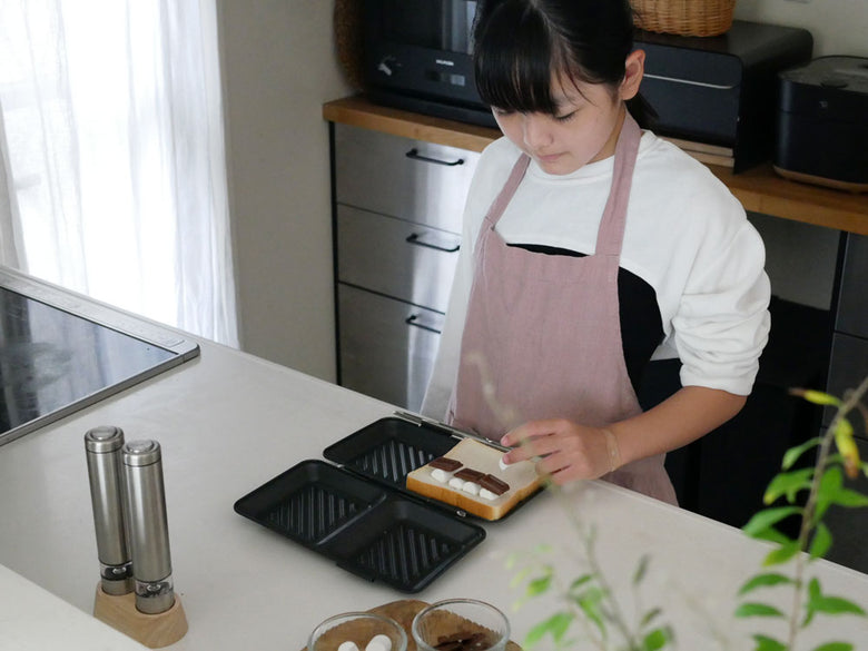 下村企販のグリルdeクック ホットサンドパンがキッチンカウンター上で調理中の様子