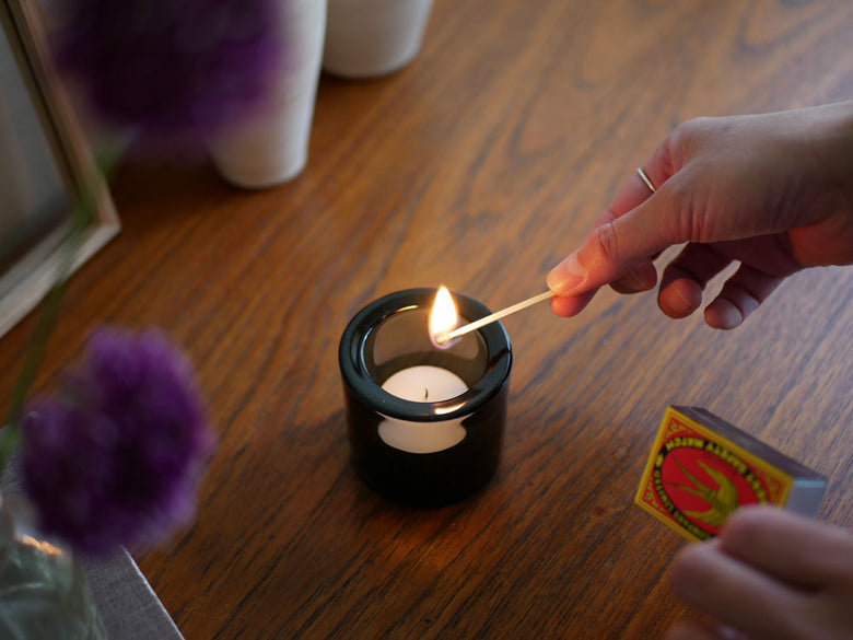 フィンランド製無鉛ガラスのiittalaキビキャンドルホルダーに炎が揺れる様子