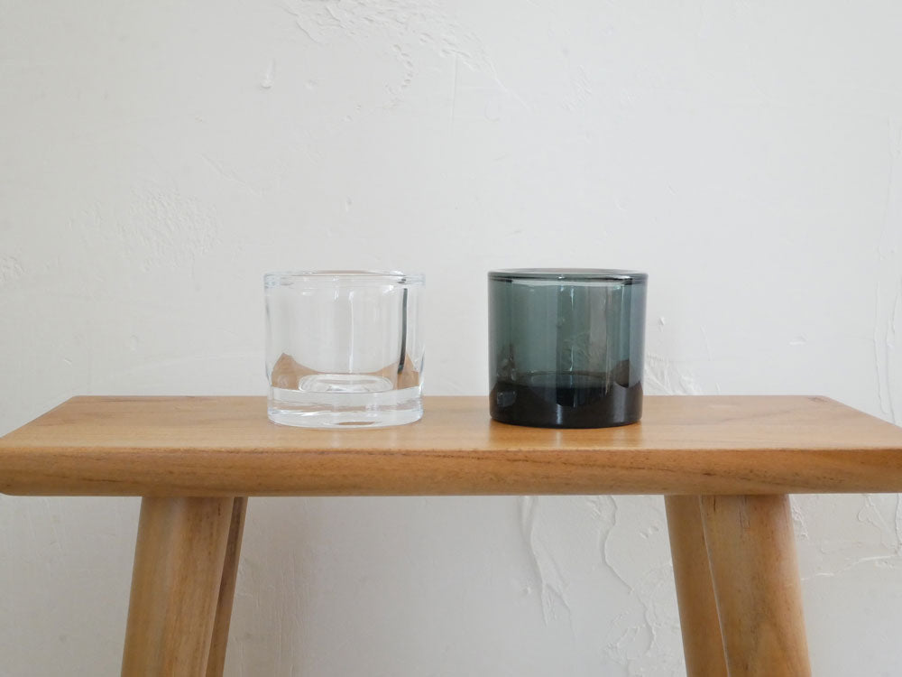 フィンランド製無鉛ガラスのiittalaキビキャンドルホルダー。シリンダー型にキャンドルがセットされたデザイン