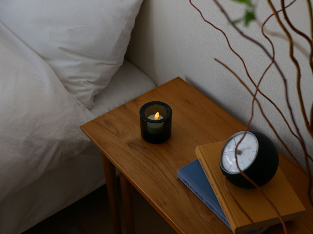 フィンランド製のイッタラ キビ キャンドルホルダーが木製のテーブル上に配置され、花瓶やランプなどのインテリアアイテムと共に静物写真として撮影されています