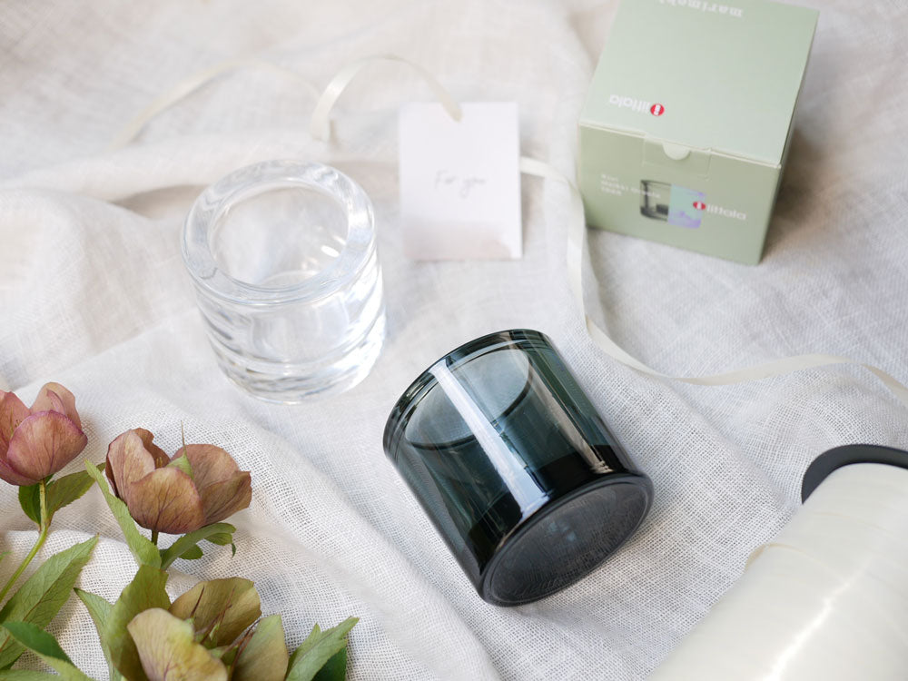 フィンランド製イッタラの無鉛ガラスキビキャンドルホルダー。直径約65mm、高さ60mmの円柱型で蓋が付いています。