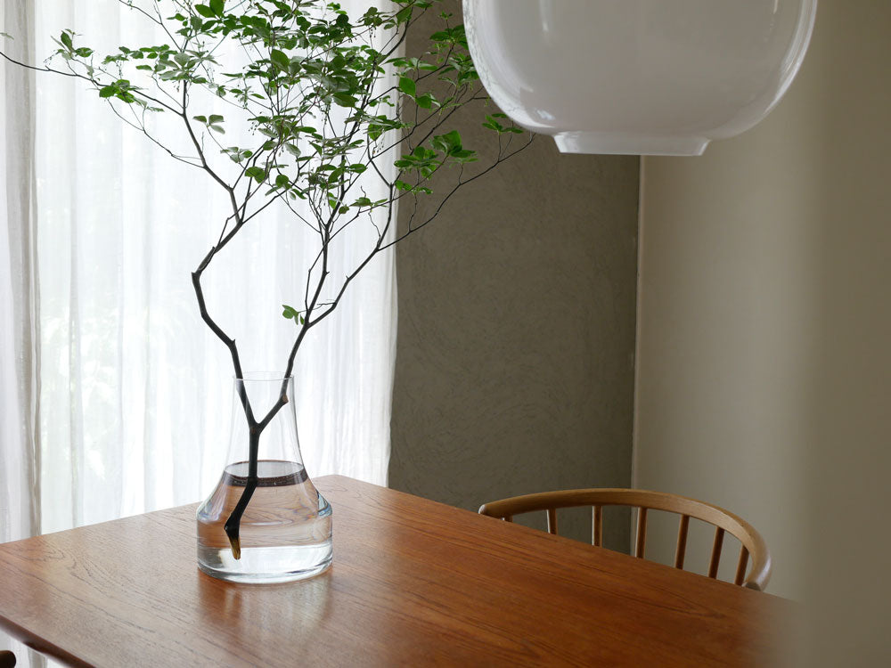 BOB CRAFTのソーダガラス製ファゴットに花束とランプが美しくアレンジされた家庭用花瓶