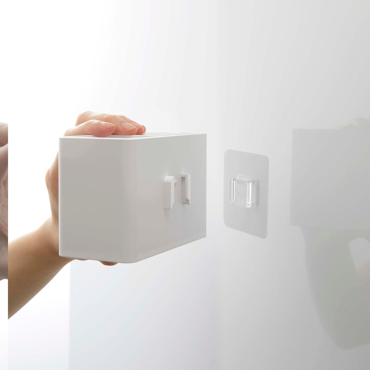 光沢のある壁に設置されたMISTフィルムフック歯ブラシスタンド