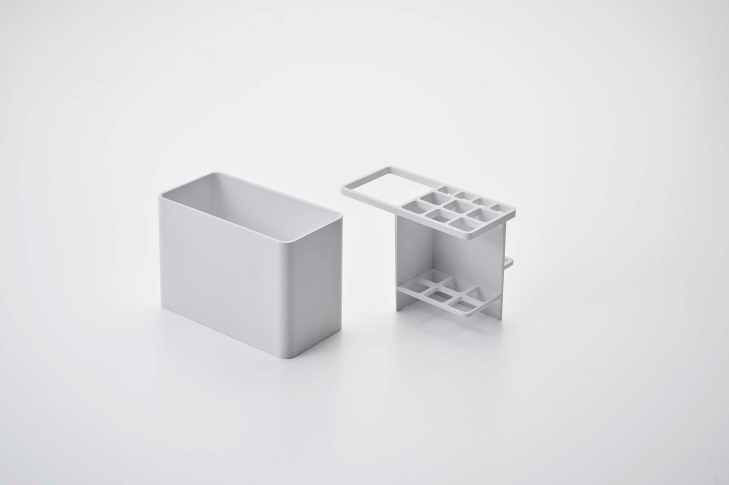 プラスチック製でスタイリッシュなデザインの【MIST/ミスト】フィルムフック歯ブラシスタンド。2つのフィルムフックが付属し、歯ブラシを整理整頓できます。