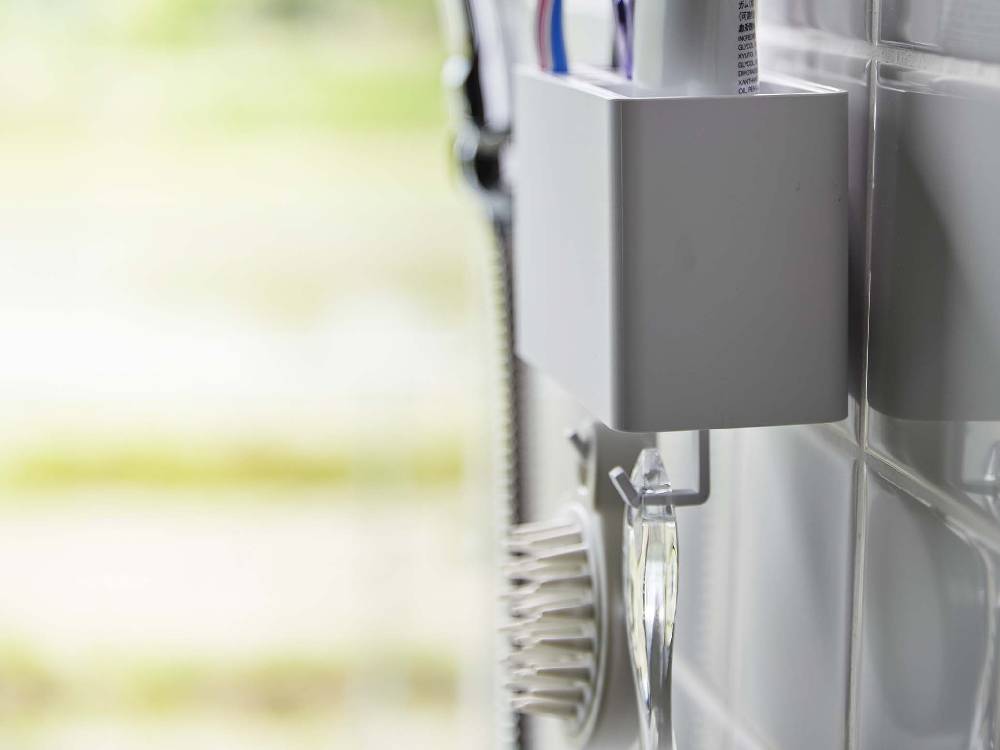 MIST/ミストのフィルムフック歯ブラシスタンド。ABS樹脂製の容器とポリカーボネート製フックを特徴とし、光沢のある壁面に簡単に取り付け可能。耐荷重約1.5kg。