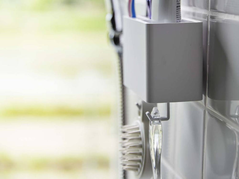 MIST/ミストのフィルムフック歯ブラシスタンド。ABS樹脂製の容器とポリカーボネート製フックを特徴とし、光沢のある壁面に簡単に取り付け可能。耐荷重約1.5kg。