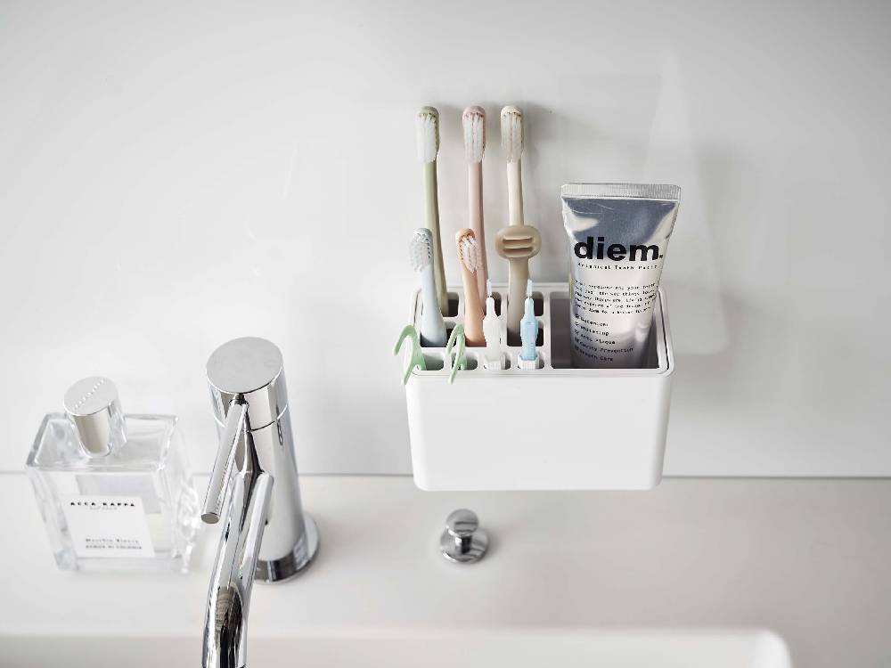 MIST/ミストのフィルムフック歯ブラシスタンド。幅12cm、高さ8cmのABS樹脂製容器に、2つのポリカーボネート製フィルムフックが取り付けられたデザイン。