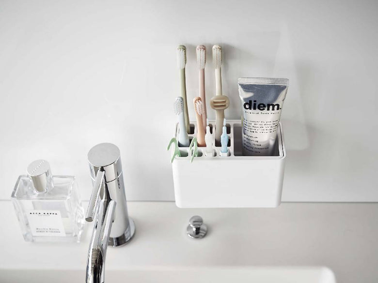 MIST/ミストのフィルムフック歯ブラシスタンド。幅12cm、高さ8cmのABS樹脂製容器に、2つのポリカーボネート製フィルムフックが取り付けられたデザイン。
