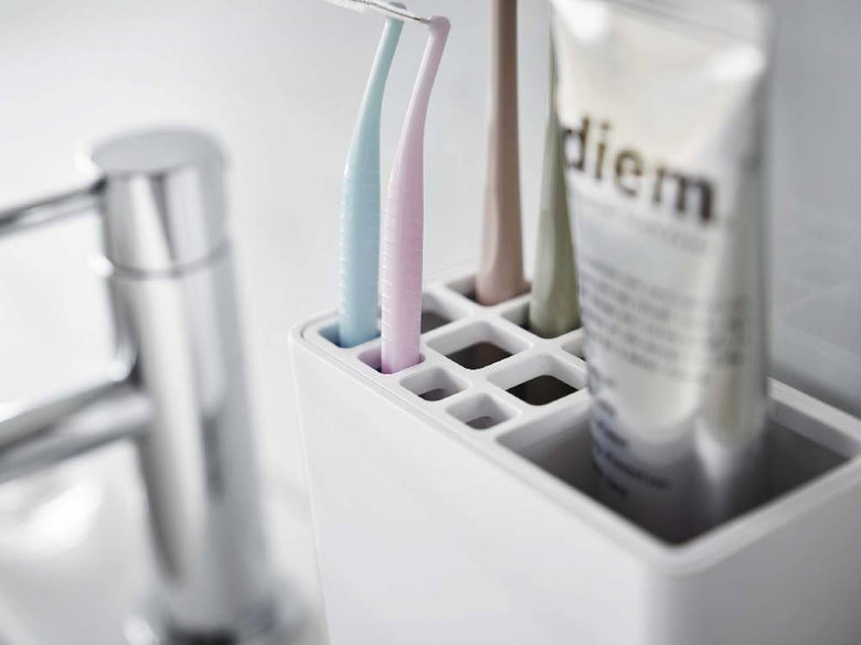 MIST/ミスト フィルムフック 歯ブラシスタンドがバスルームの光沢のある壁面に設置され、歯ブラシやソープディスペンサーを整理しているプラスチック製の家庭用品