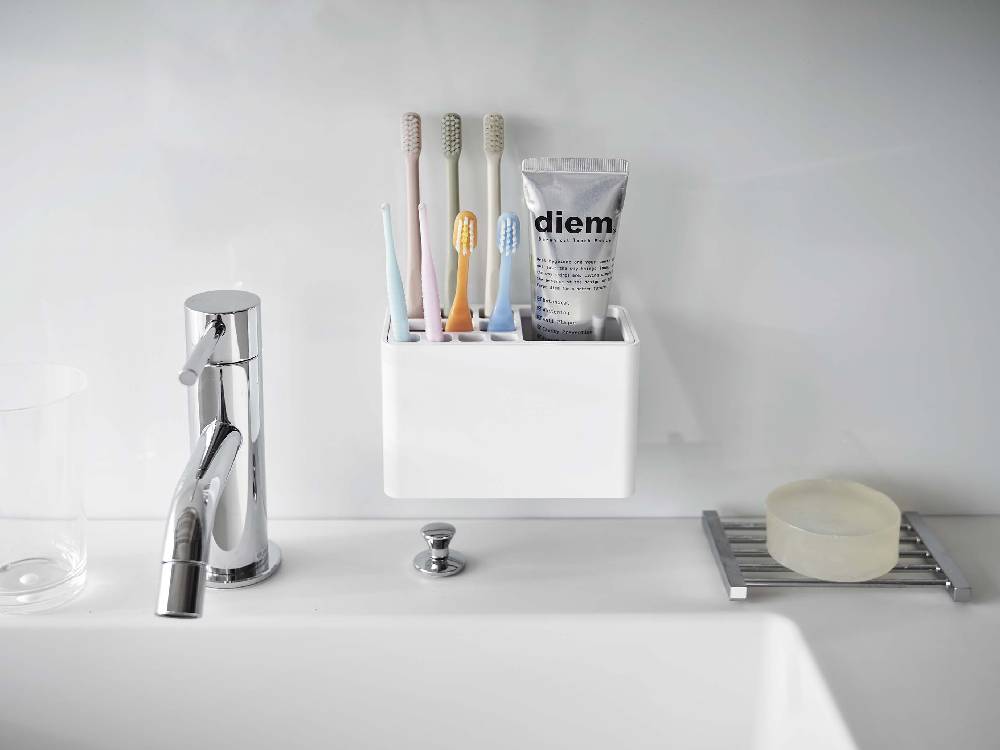 MIST/ミストのフィルムフック付き銀色の歯ブラシスタンド。洗面台に取り付け可能で、歯ブラシやソープディスペンサーを整理できるバスルーム用品。