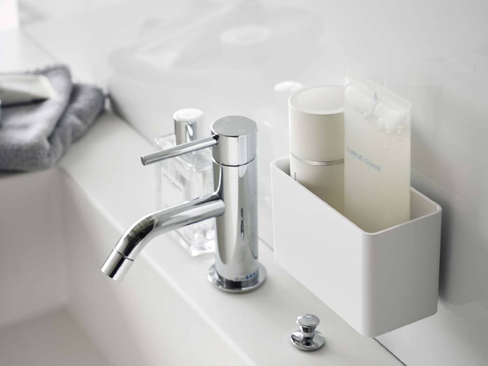 浴室の洗面台に設置された【MIST/ミスト】フィルムフック歯ブラシスタンドと蛇口、ソープディスペンサー