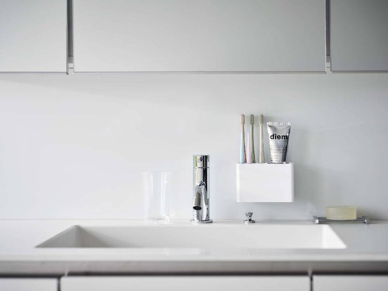 MIST/ミストブランドのフィルムフック付き歯ブラシスタンド。白いABS樹脂製の容器にポリカーボネート製フックが2つ付いており、浴室の壁面に簡単に取り付けられるデザイン。