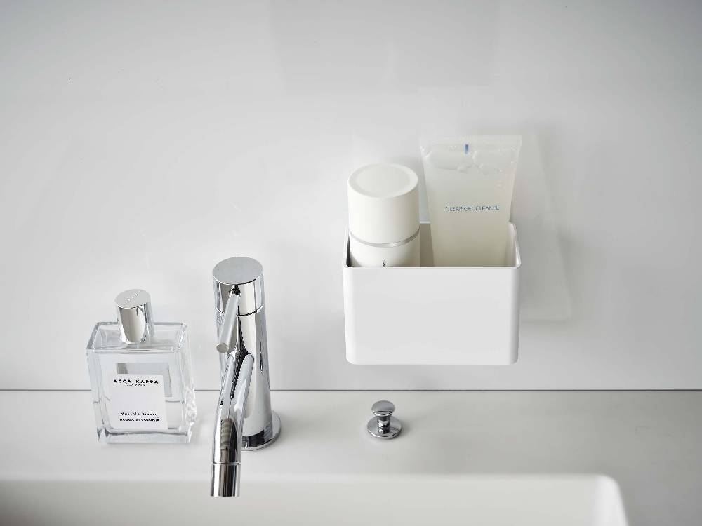 銀色の浴室シンクに設置されたMISTフィルムフック歯ブラシスタンドと蛇口、石鹸ディスペンサー