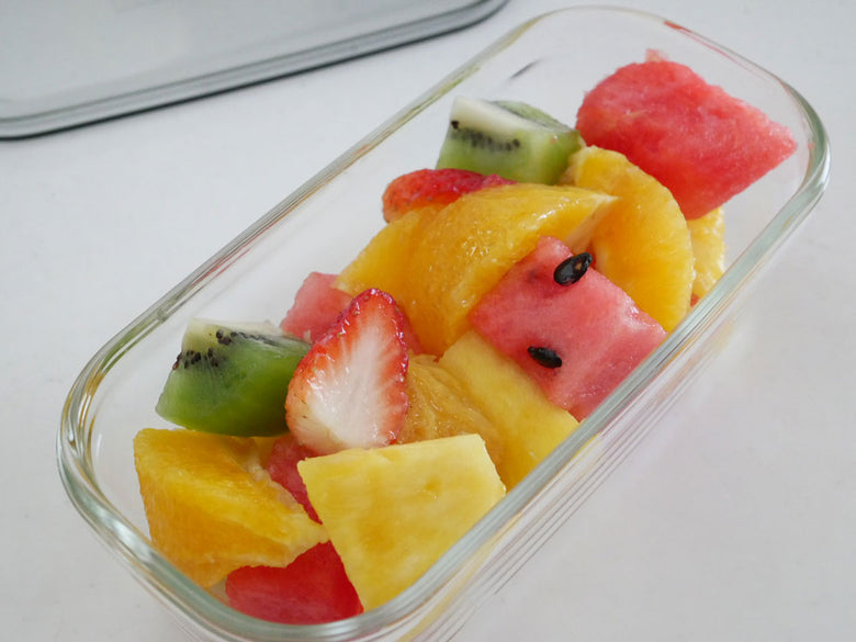 耐熱ガラス製の『iwaki/イワキ』パック＆レンジシステムセットに盛られた苺入りフルーツサラダ