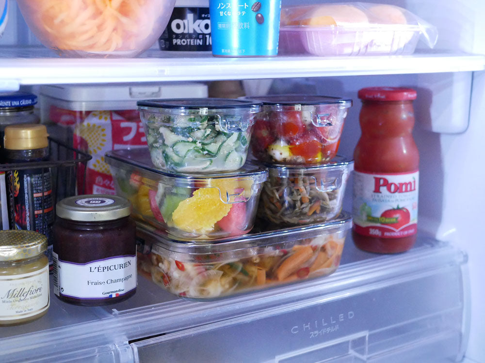 イワキ パック&レンジ システムセットの耐熱ガラス食料保存容器がキッチンカウンターに整然と並んでいる