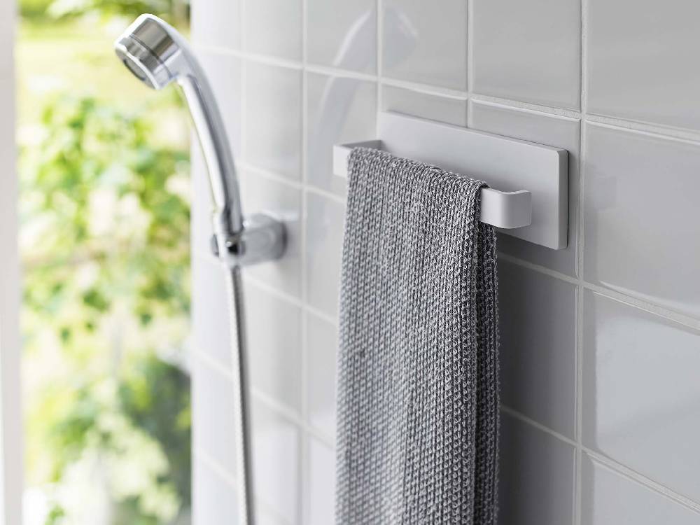 浴室のシンクに取り付けられた銀色の【MIST/ミスト】フィルムフック タオルハンガー W18にタオルが掛けられている様子