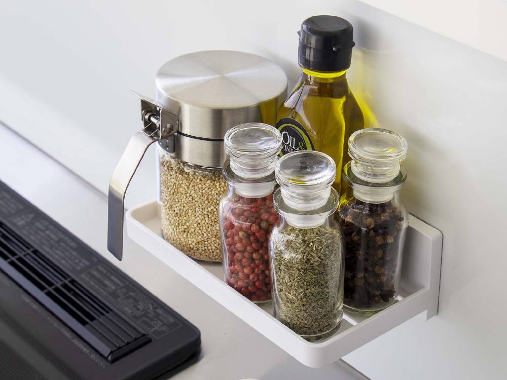 キッチンのカウンタートップに設置された【MIST/ミスト】フィルムフック トレー W18。ABS樹脂製のフックが4つ取り付けられ、調理器具や小型家電が整理されている様子。