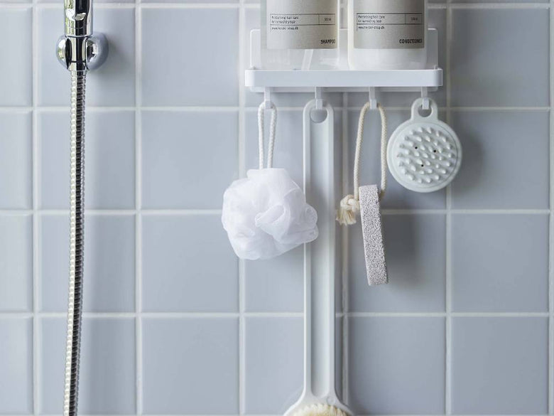 銀色のMISTフィルムフック トレー W18が浴室のシンク上に取り付けられ、石鹸ディスペンサーや蛇口などの洗面用具が整理されています