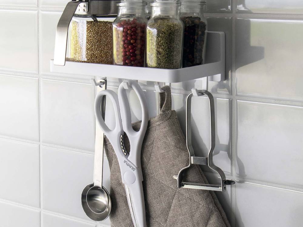 MIST/ミスト フィルムフック トレー W18がキッチンの棚に設置され、シルバーの調理器具や家庭用品が整理されている様子