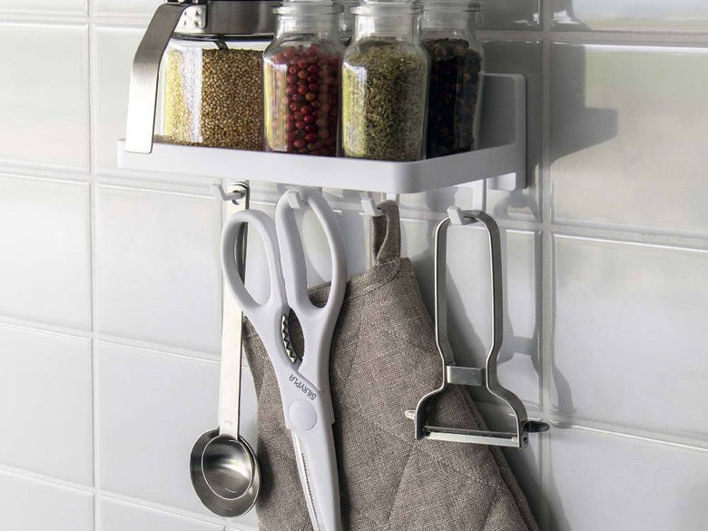 MIST/ミスト フィルムフック トレー W18がキッチンの棚に設置され、シルバーの調理器具や家庭用品が整理されている様子