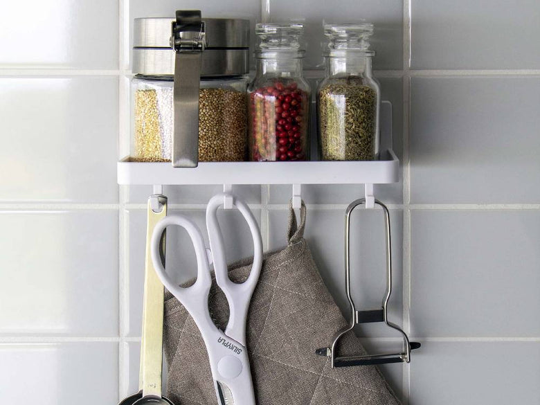 キッチン棚に設置されたミストフィルムフックトレー W18。瓶や調理器具、食品保存容器が整頓されています。