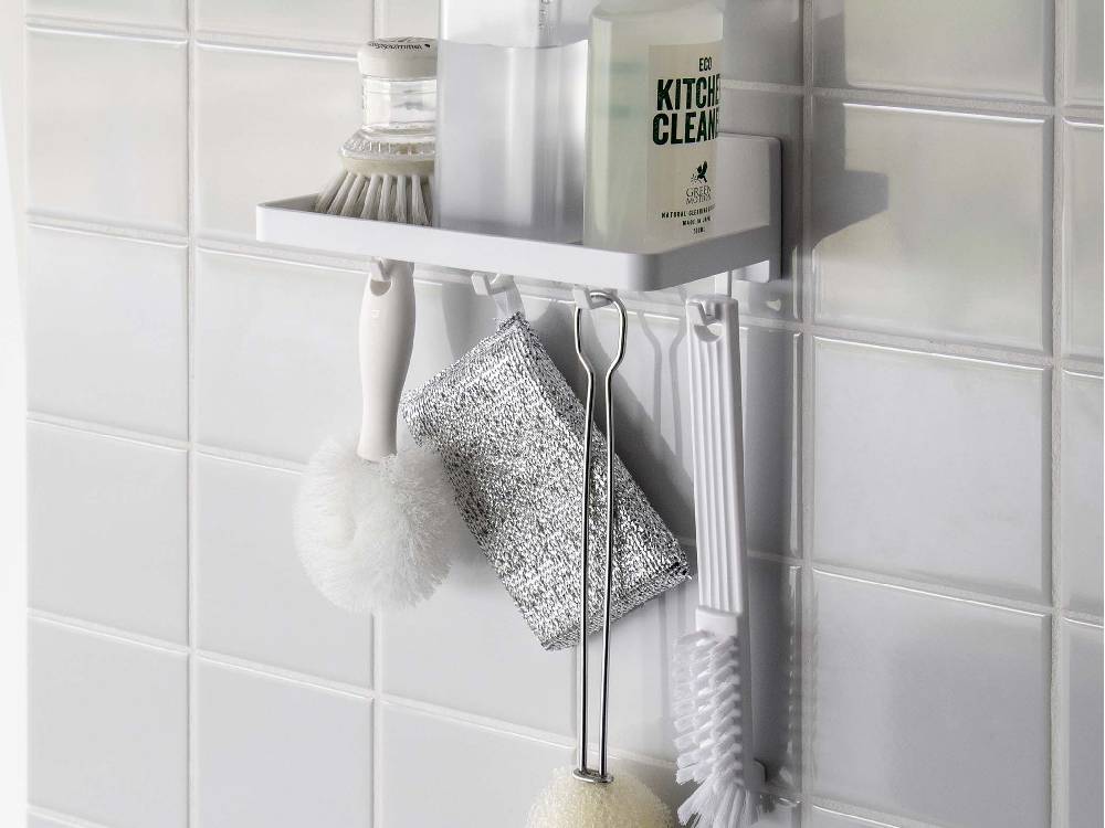 バスルームの棚に取り付けられた[MIST/ミスト]フィルムフック トレー W18に、歯ブラシホルダーやソープディスペンサーなどのパーソナルケア用品が整然と配置されている様子