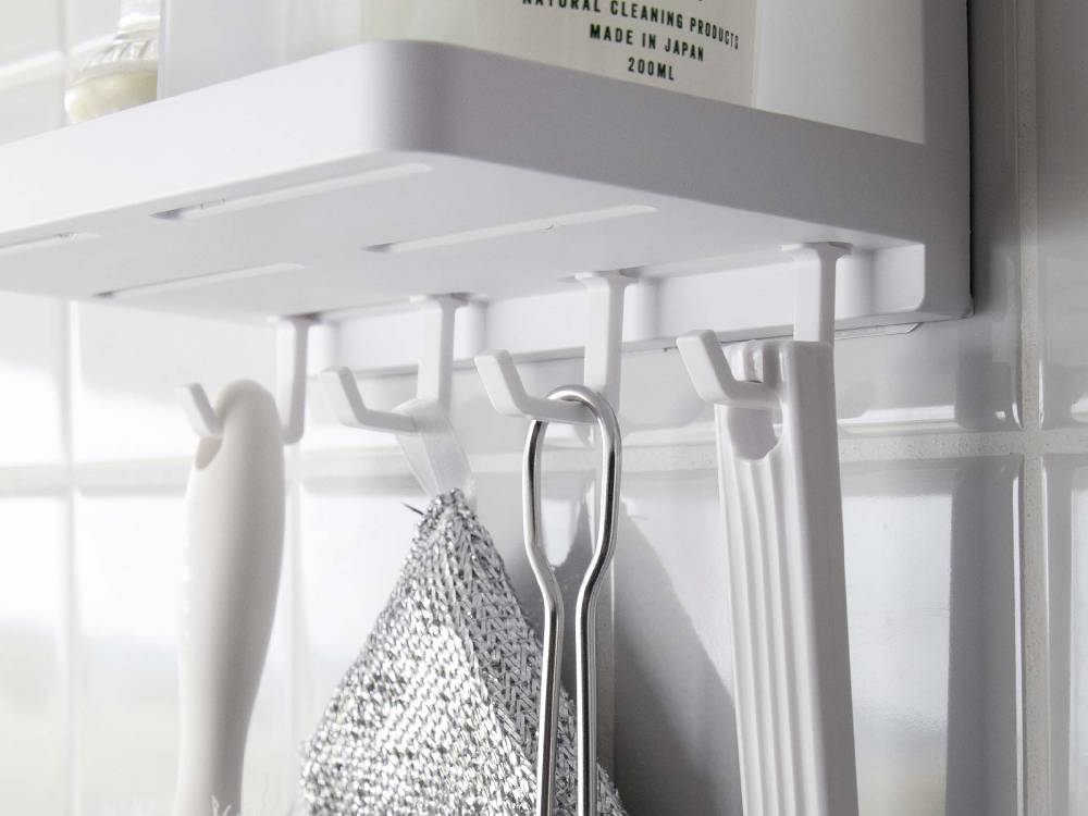 キッチンのシルバー棚に設置された【MIST/ミスト】フィルムフック トレー W18