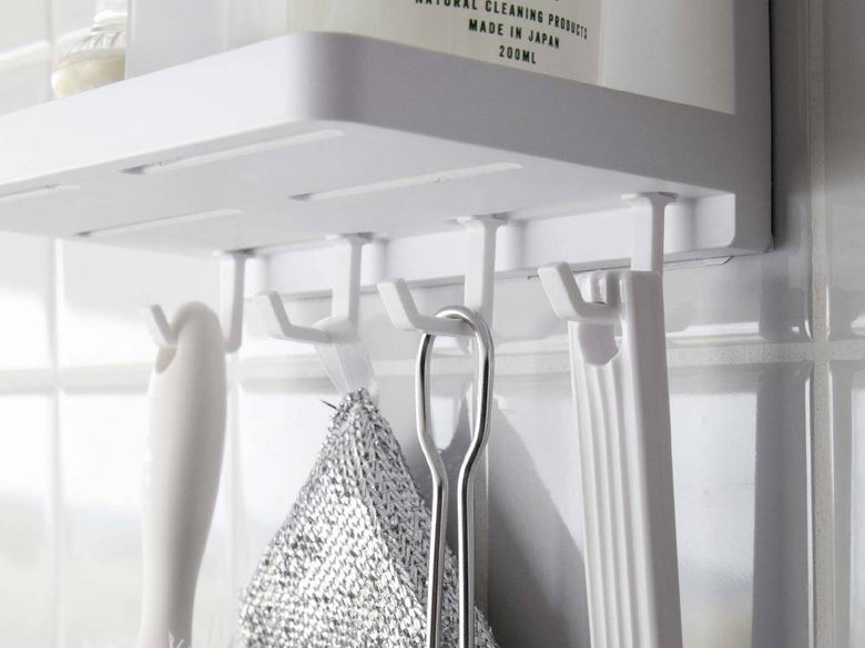 キッチンのシルバー棚に設置された【MIST/ミスト】フィルムフック トレー W18
