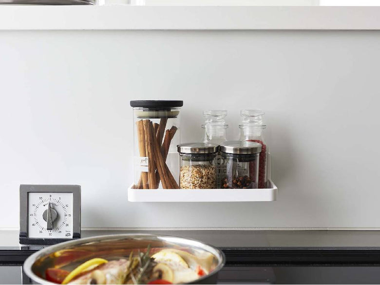 キッチンの棚に取り付けられた【MIST/ミスト】フィルムフック トレー W18