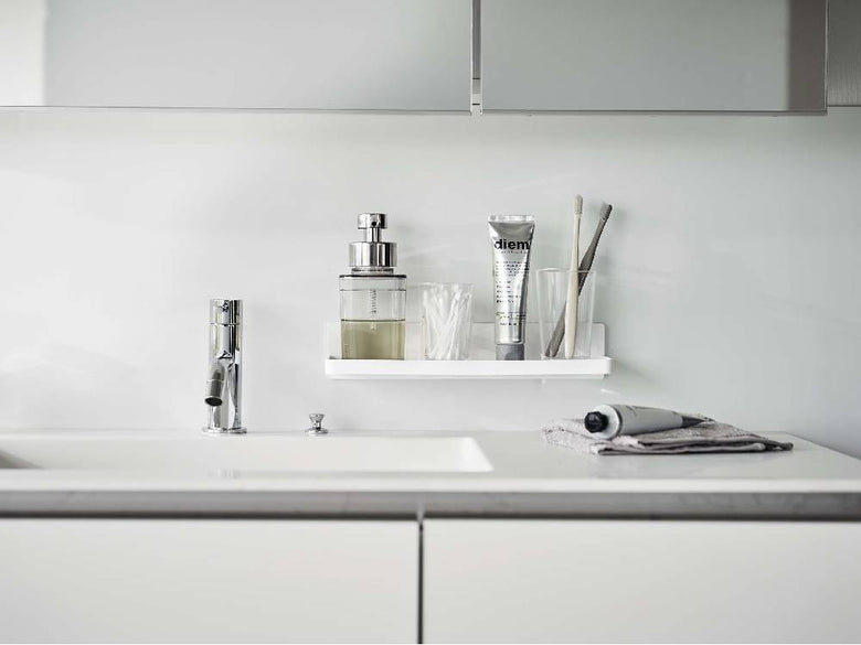 キッチンのシンク横に設置されたミストフィルムフックトレー、四つのフックに調理器具が掛かっている様子